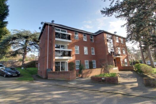 Two Bedroom Apartment To Let in Graham Avenue