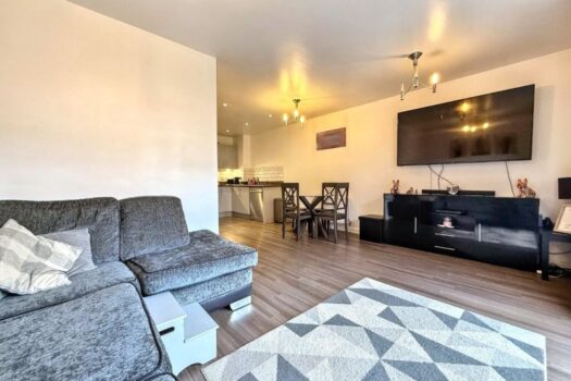 Three Bedroom Townhouse For Sale in Meridian Rise