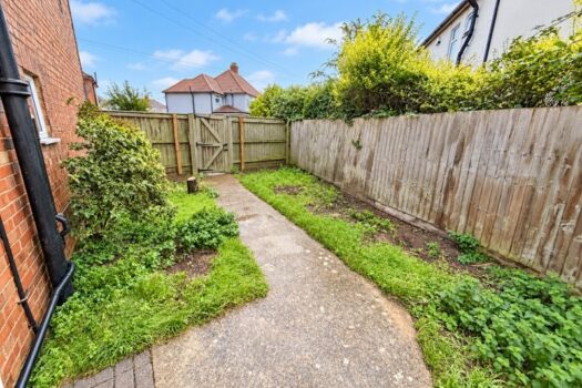 Three Bedroom House To Let in Clarence Road